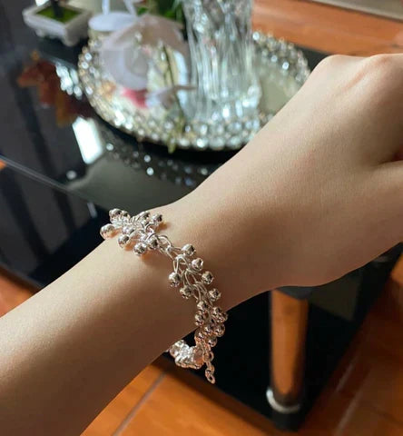 Minimalistisches Damen Silberarmband mit zarten Kugeln. Ein zeitloses Schmuck Geschenk, passend für jeden Anlass.