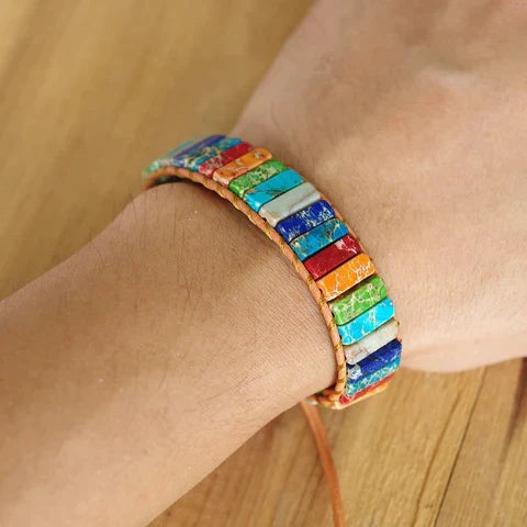 Nahaufnahme des Unisex Regenbogen-Jaspis Edelstein Armbands, tibetischer Stil, Naturstein.