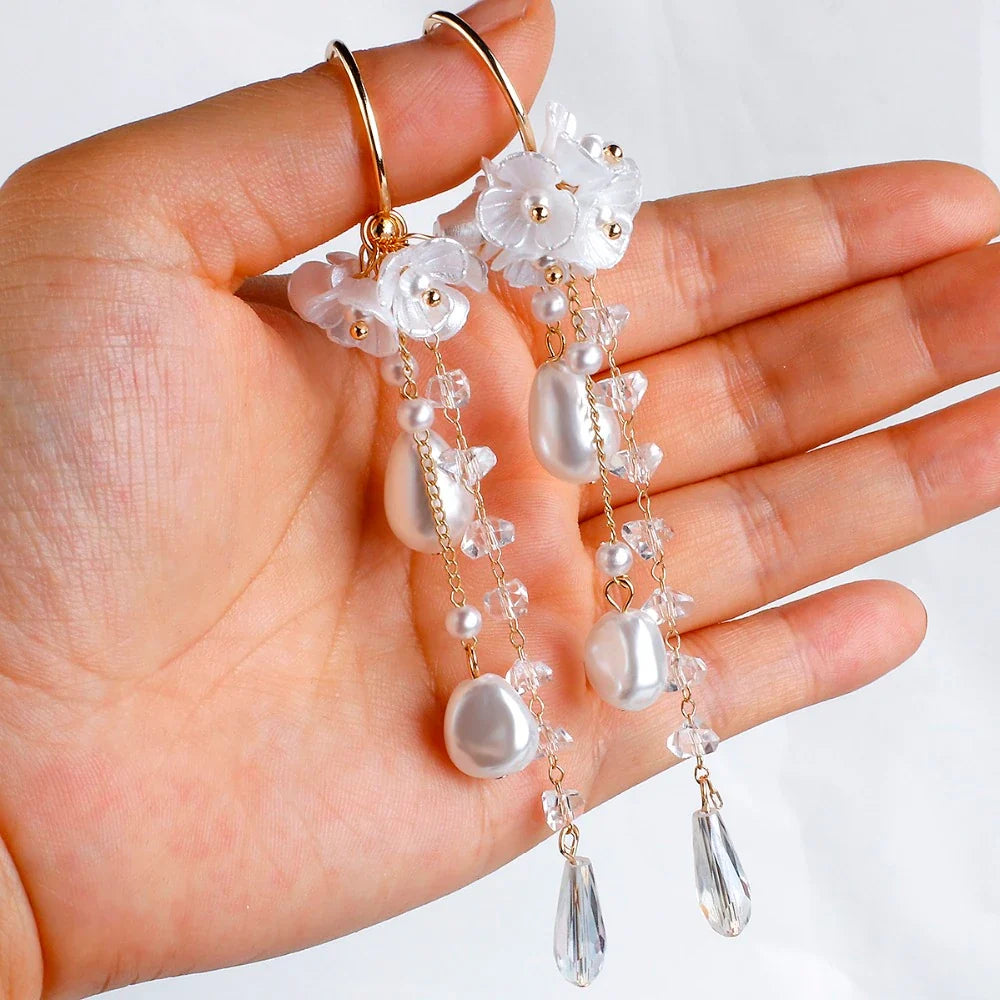 Handgefertigte Statement Ohrringe mit Perlen und Kristallen; eleganter Damenschmuck für besondere Anlässe.