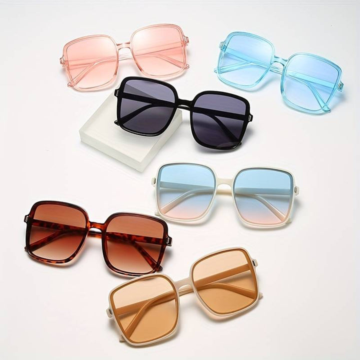 Vielseitige quadratische Damen Sonnenbrille, ideal für Strand, Sommer und Outdoor. Eleganter UV400 Schutz.