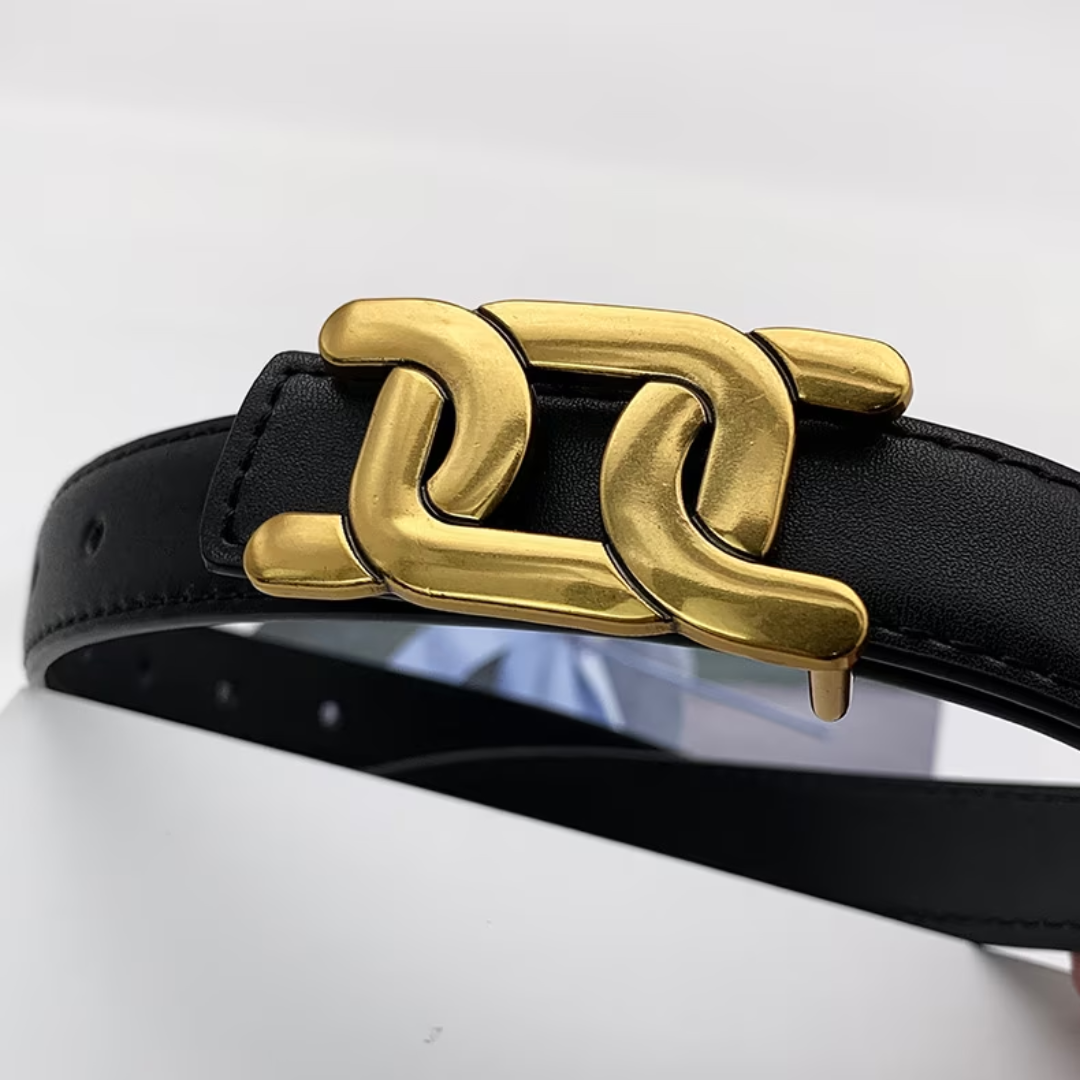 Feiner Unisex Gürtel mit glatter goldener Schnalle. Vielseitiges Accessoire für anspruchsvolle Outfits.