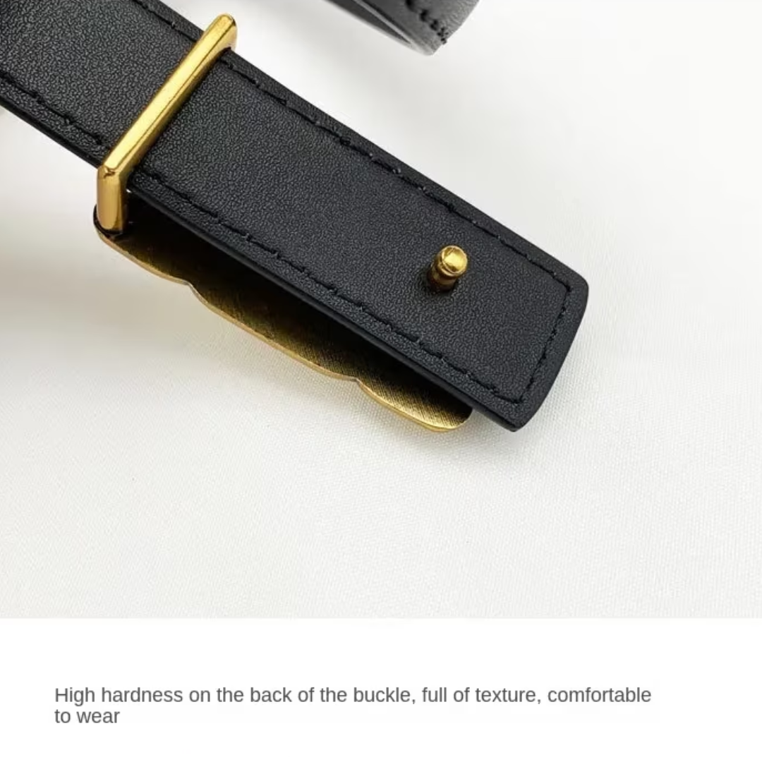 Unisex Gürtel in klassischem Design mit glatter goldener Schnalle. Für zeitlose Eleganz.