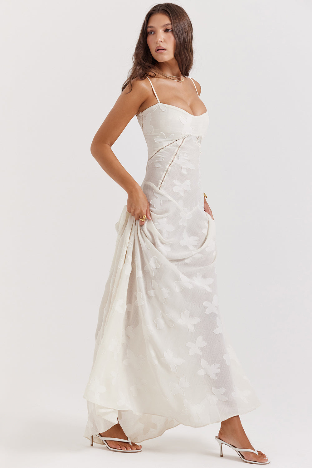 Festliches Damen Maxikleid mit Blumenmuster, Spaghettiträgern und rückenfreiem Design, ideal als Ballkleid.