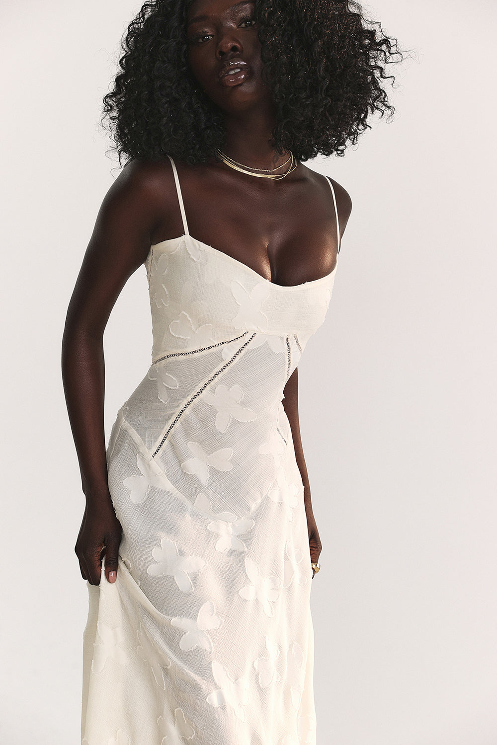 Romantisches Damen Maxikleid mit detailliertem Blumenmuster, Spaghettiträgern und elegantem Rücken für festliche Abende.