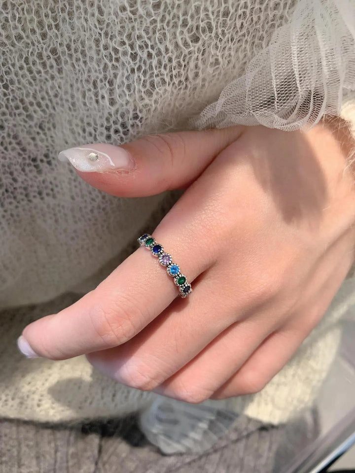 Damen Silberring mit blumenförmigem Zirkonbesatz. Ein eleganter Statement-Ring, ideal als Geschenkidee.