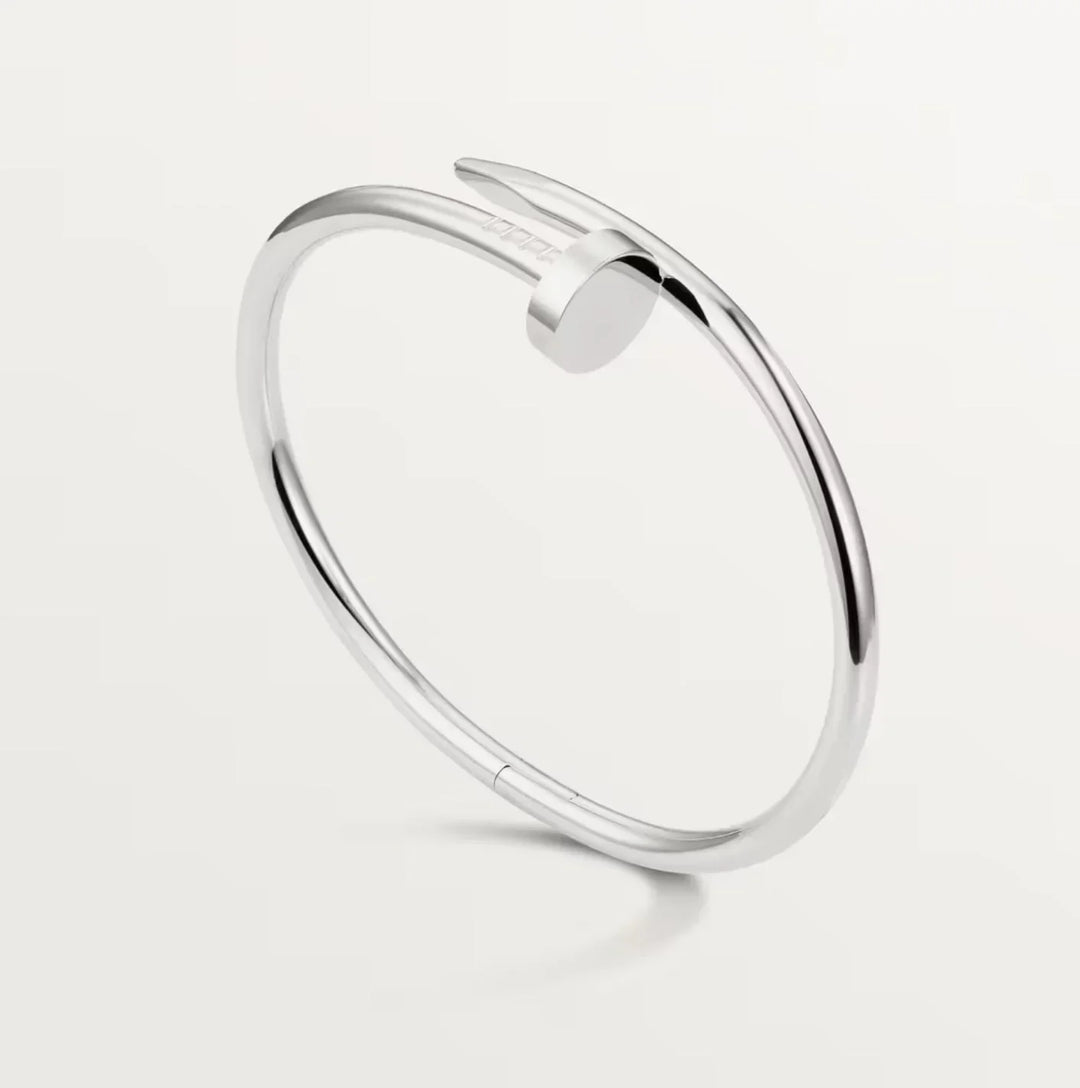 Unisex Silber Nagelarmband, moderner Armreif als mutiges Statement-Schmuckstück. Ideal für minimalistische Looks.