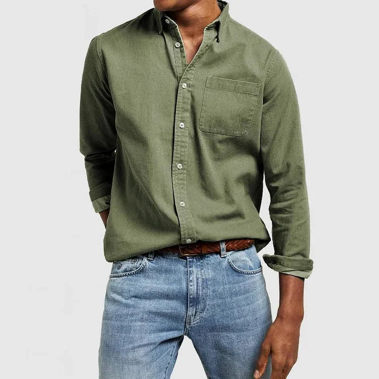 Mann trägt stilvolles Herren Langarmhemd, perfekt sitzend. Elegant & modern für vielseitige Männermode.