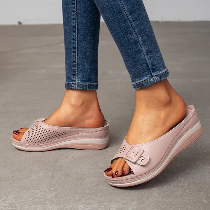 Leichte orthopädische Damensandalen, ideal für lange Spaziergänge und aktive Tage.