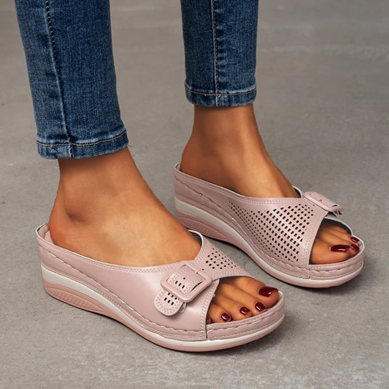 Komfortable Damensandalen aus atmungsaktivem Material, mit orthopädischer Unterstützung.