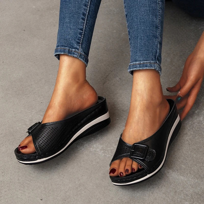 Bequeme orthopädische Damensandalen mit weicher Polsterung und ergonomischem Fußbett.