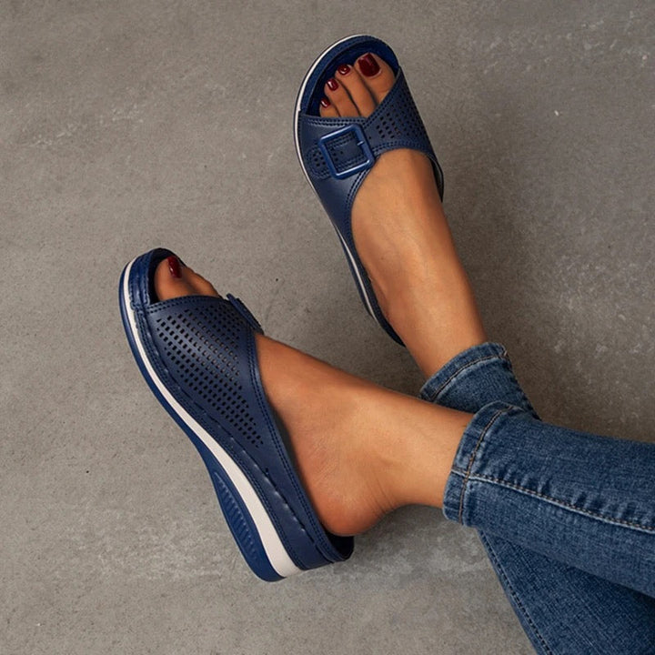 Verstellbare orthopädische Damensandalen für optimalen Halt und individuelle Anpassung.