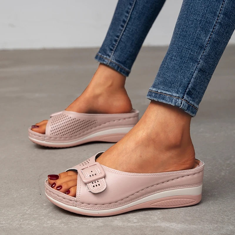 Orthopädische Sandalen für Damen, reduzieren Fußschmerzen dank effektiver Stoßdämpfung.