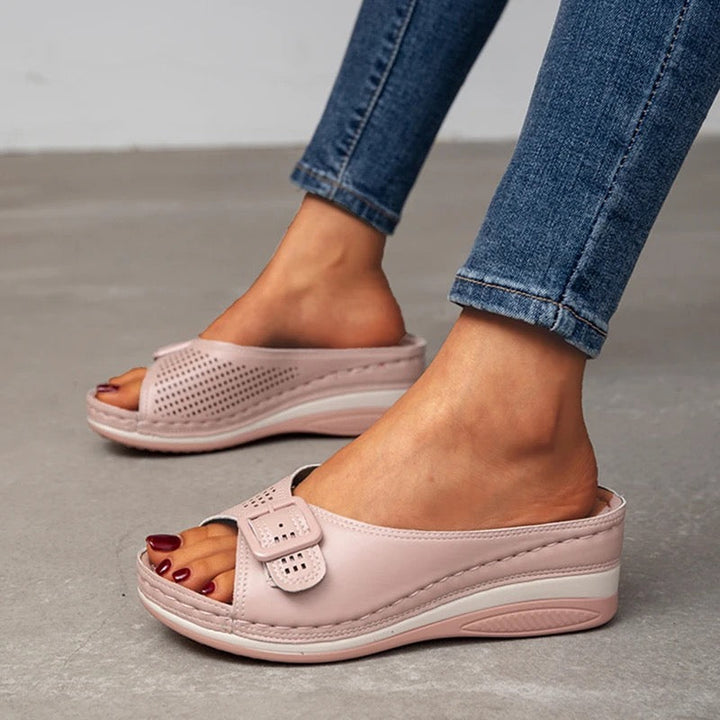 Orthopädische Sandalen für Damen, reduzieren Fußschmerzen dank effektiver Stoßdämpfung.