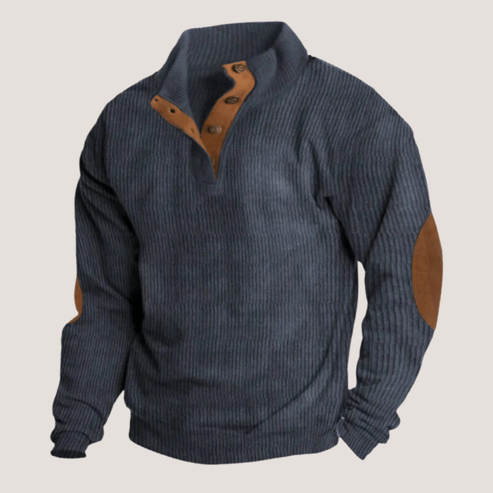 Nahaufnahme: Gerippter Herrenpullover mit Knopfleiste. Elegantes Langarm-Oberteil. Perfekt für Herrenmode im Winter.