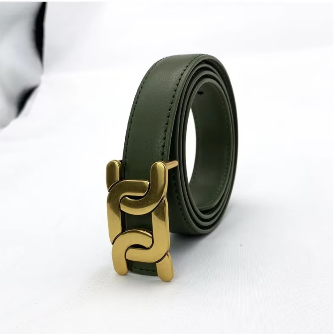 Klassischer Unisex Gürtel mit glatter goldener Schnalle. Zeitloses Accessoire für einen eleganten Look.
