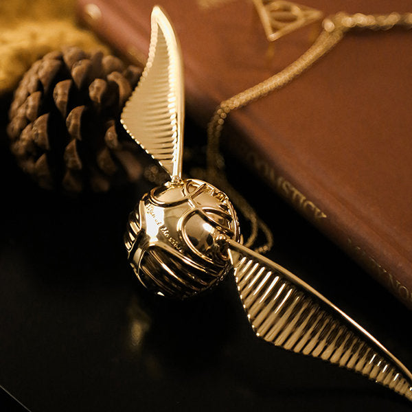Vergoldetes Schmuckkästchen mit eleganten Flügeln, ideal als Ringbox. Luxuriöse Schmuckaufbewahrung.