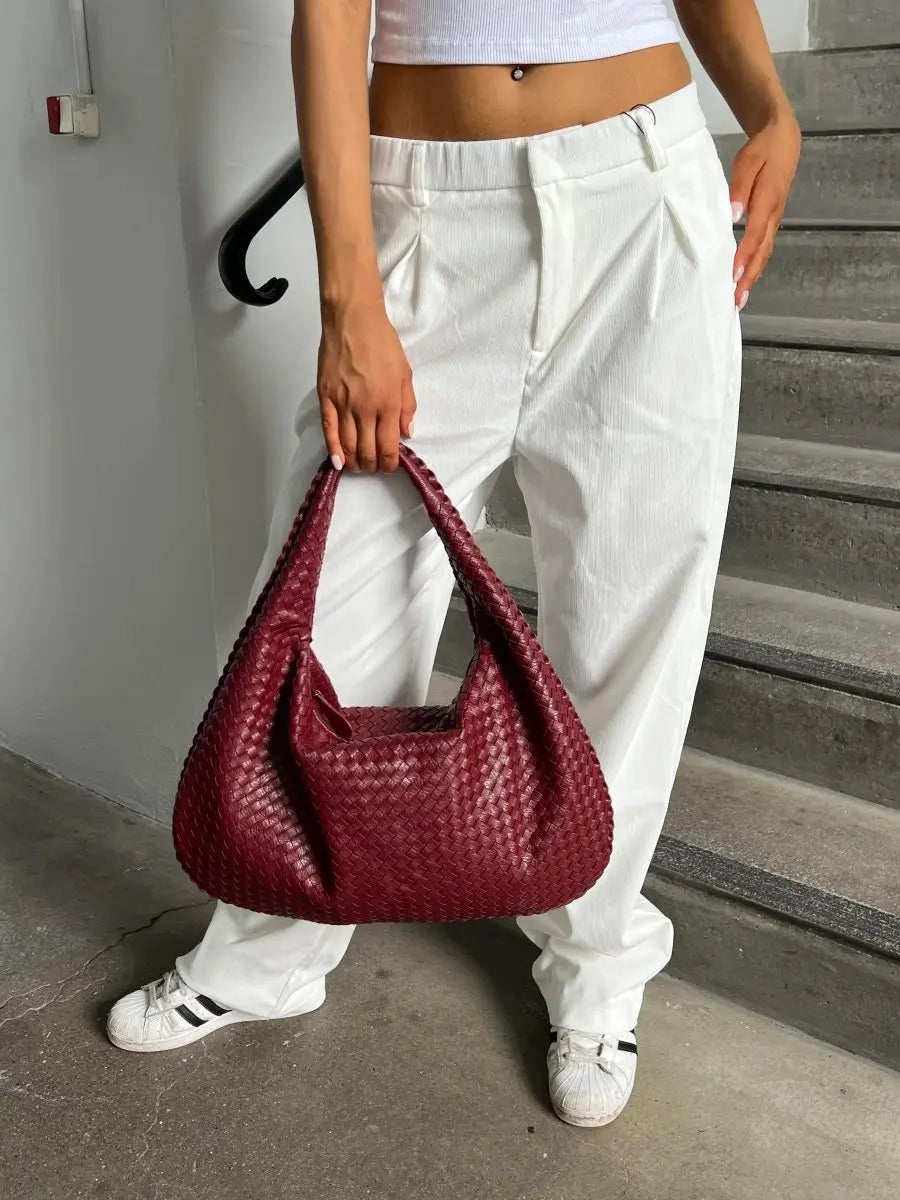 Stilvolle Damen Hobo Tasche in Schwarz, Flechtoptik, geräumig für Alltag und Büro.