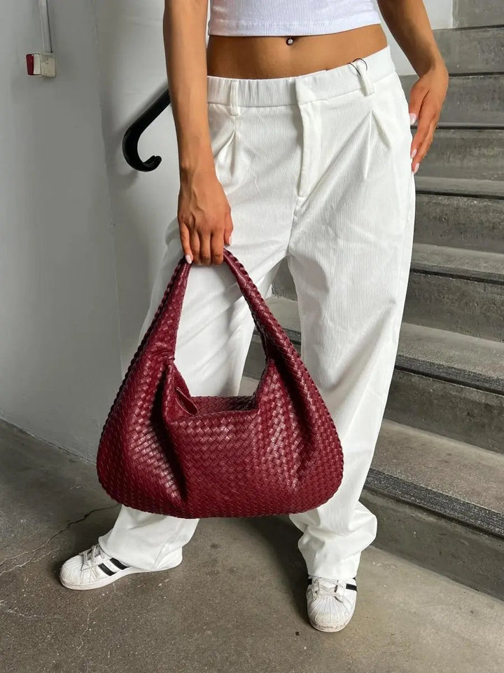 Stilvolle Damen Hobo Tasche in Schwarz, Flechtoptik, geräumig für Alltag und Büro.