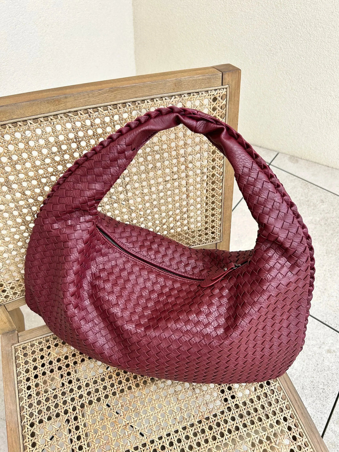Geräumige Damen Hobo Schultertasche, ideal für den täglichen Gebrauch, elegantes Accessoire in Schwarz.
