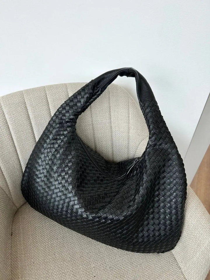 Elegante Damen Hobo Handtasche mit feiner Flechtoptik, geräumig und sicher, perfekt für stilbewusste Frauen.