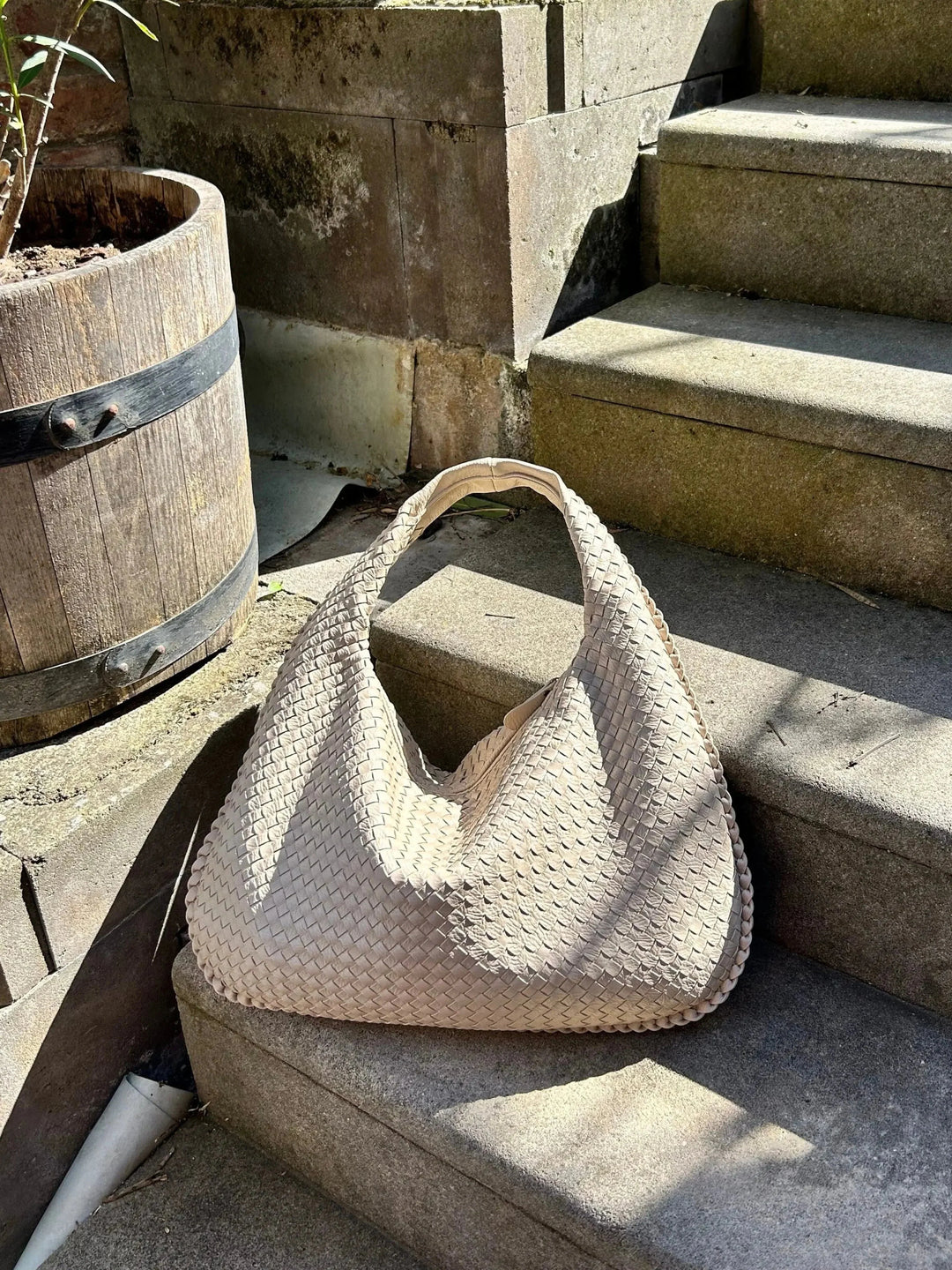 Klassische Damen Hobo Handtasche in Weinrot, geräumig und elegant, vielseitig kombinierbar für jeden Anlass.