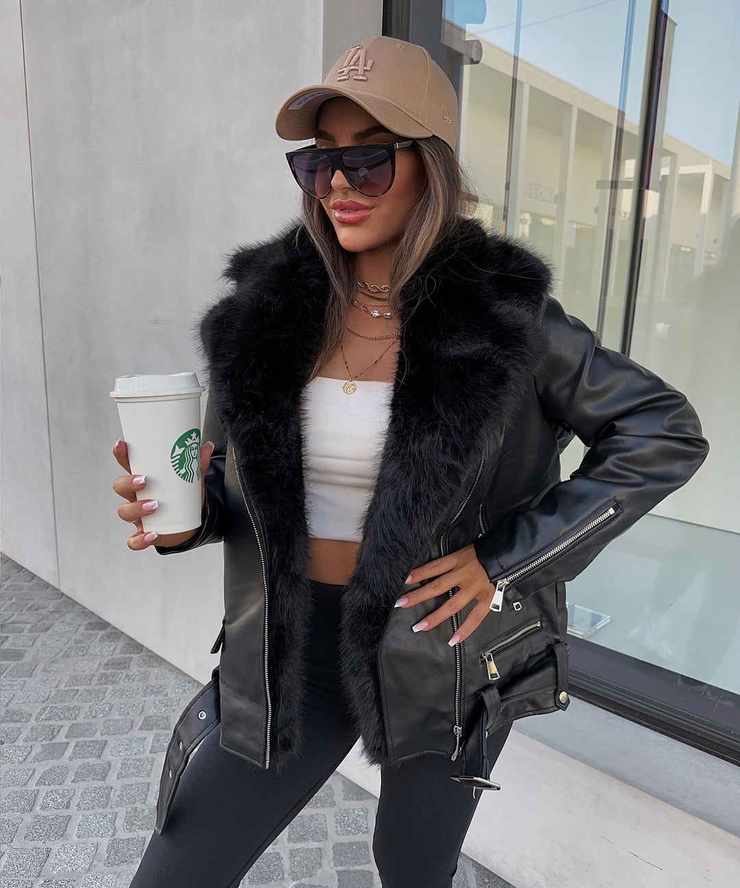 Stilvolle gefütterte Damen Winterjacke aus Leder im Oversize-Schnitt, mit abnehmbarem Kragen.