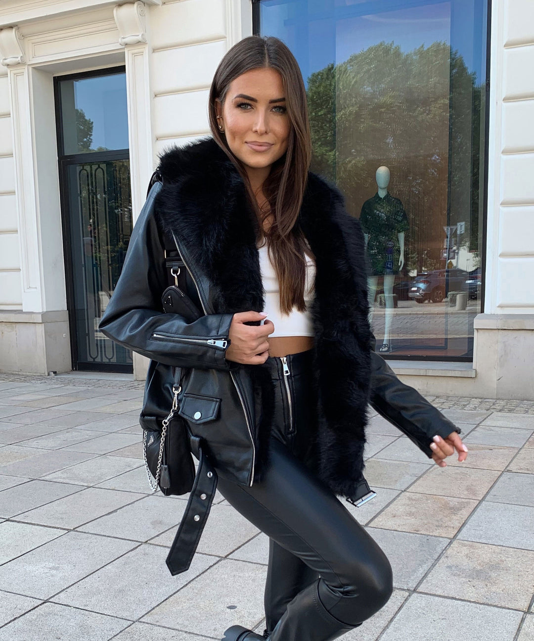 Damen Oversize Lederjacke, warm gefüttert, mit abnehmbarem Kragen. Perfekt für Herbst und Winter.