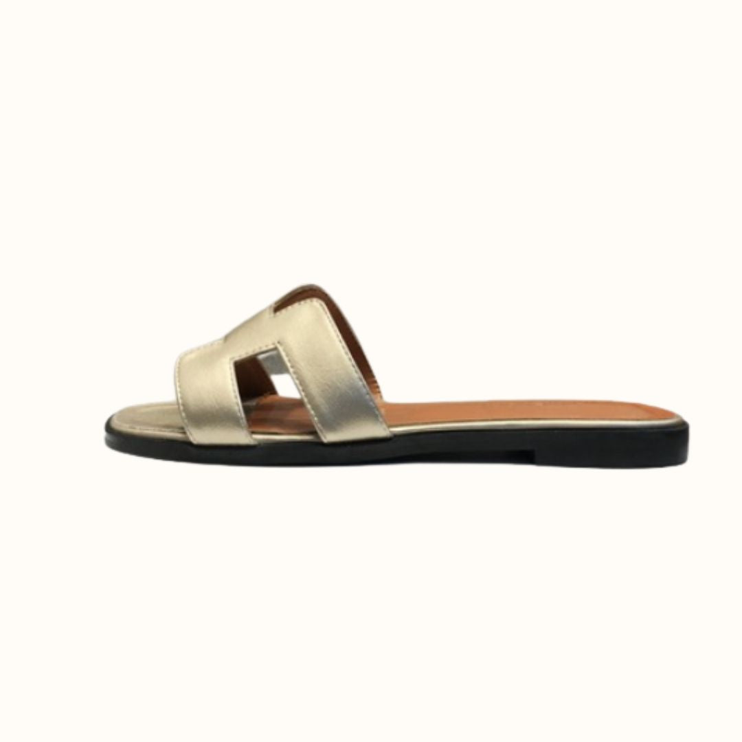 Fröhliche gelbe Damen-Flachsandalen, bequem & modern. Perfekte Urlaubsschuhe für sonnige Sommertage.