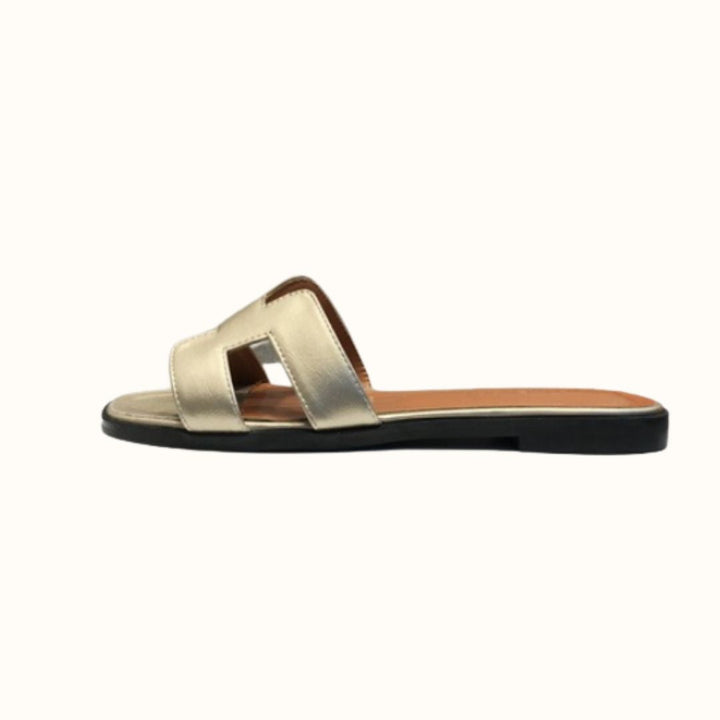 Fröhliche gelbe Damen-Flachsandalen, bequem & modern. Perfekte Urlaubsschuhe für sonnige Sommertage.