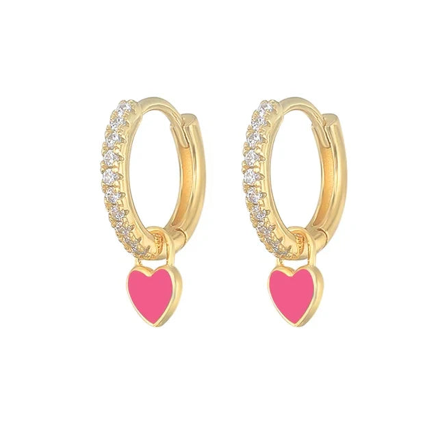 Herz Creolen mit funkelnden Zirkonia, aus Silber. Modischer Ohrschmuck für Damen.