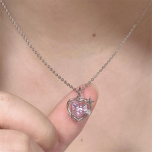 Schmuckset für Frauen: Tropfen-Halskette mit filigranem Herz- & Schmetterlingsmotiv & Ohrringe.