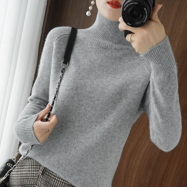 Detailansicht: weicher, warmer Damen Rollkragenpullover, komfortabler Winter-Sweater für Damen.