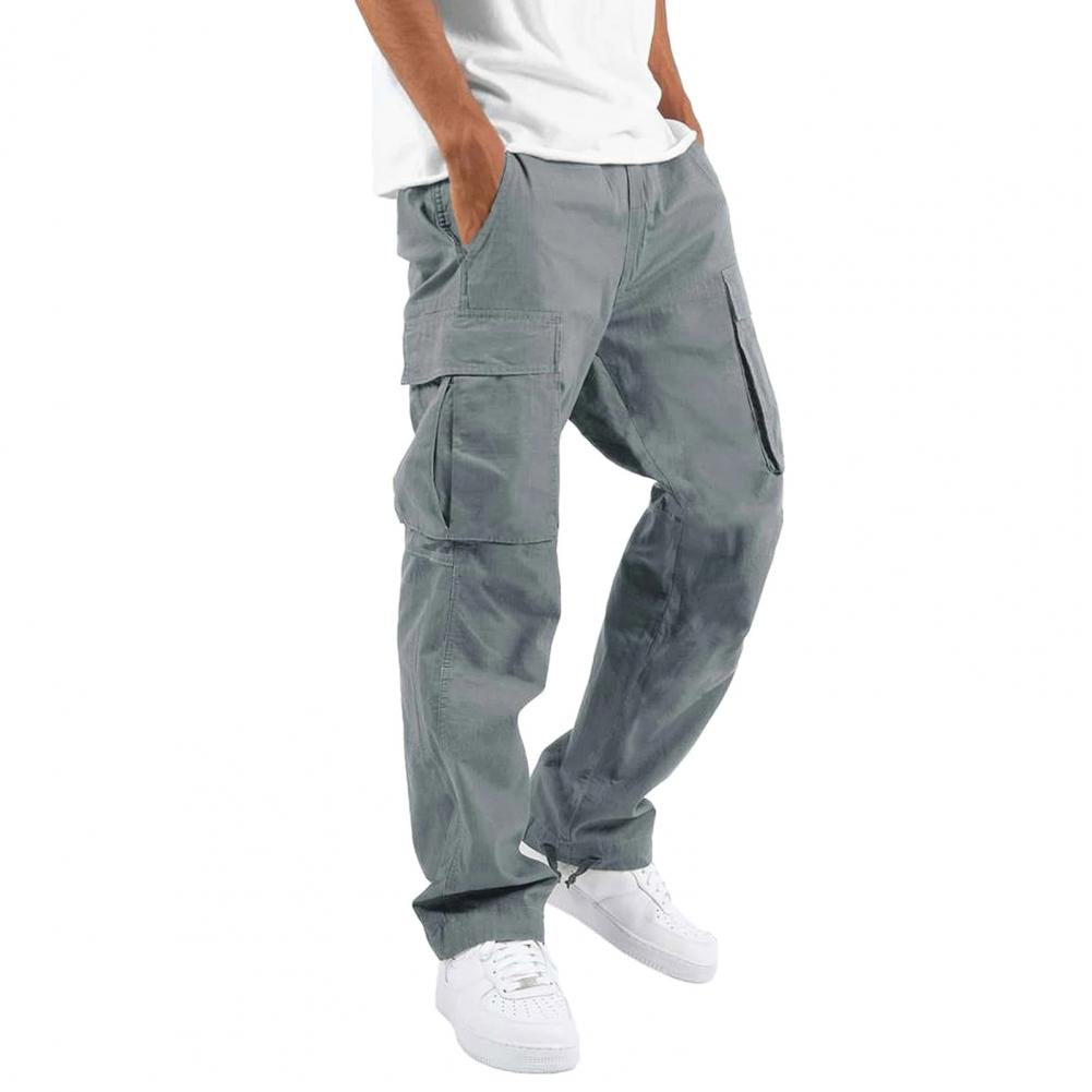 Modell trägt bequeme Herren Cargohose Regular Fit für lässigen Alltags-Look; praktische Outdoorhose mit viel Stauraum.