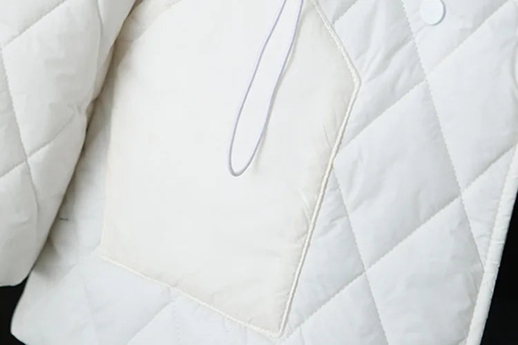 Entdecken Sie die elegante wattierte Damenjacke in großen Größen, gemustert für modischen Komfort im Herbst.