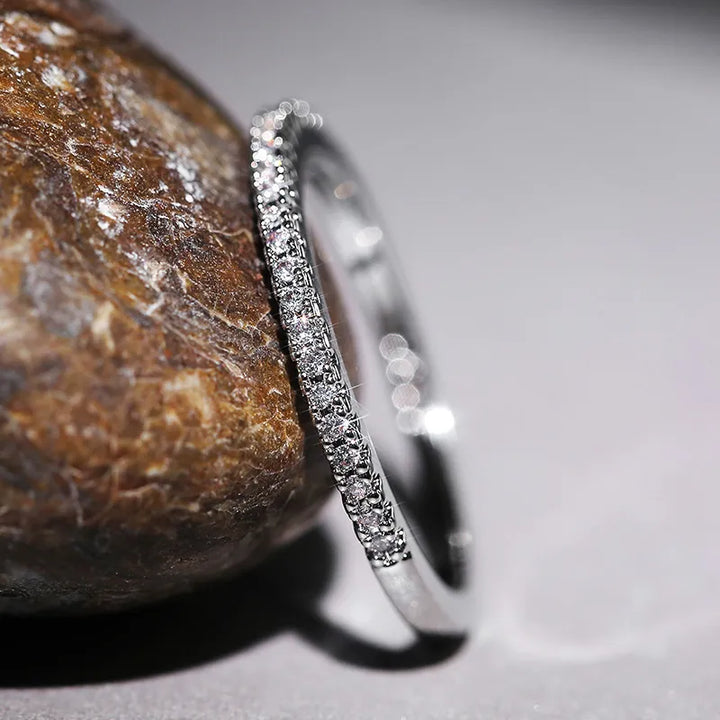 Funkelnder Halbe-Ewigkeit-Damenring mit Zirkonia, getragen an einem Finger. Zeitloser und stilvoller Ring.