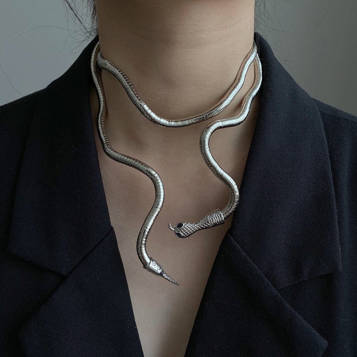 Silberne Schlangen Halskette für Damen, elegantes Tierdesign als Modeschmuck Statementkette aus Metall.