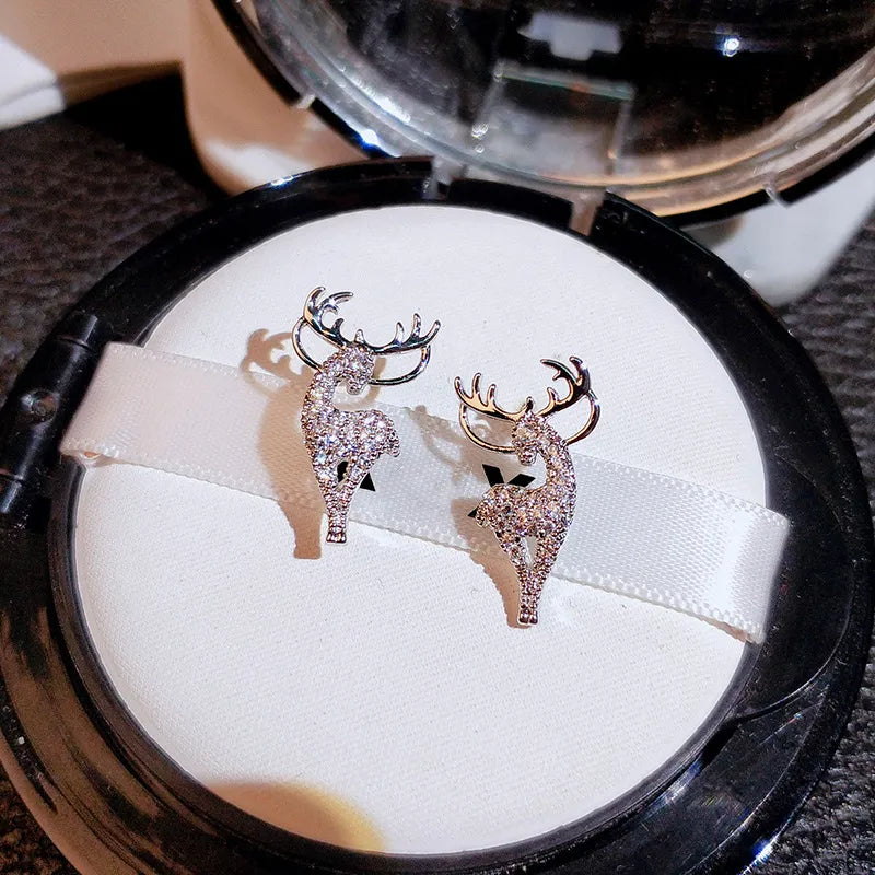 Festliche Damen Rentier Ohrstecker mit funkelndem Strass. Idealer Weihnachtsschmuck und Accessoire für die Wintermode.
