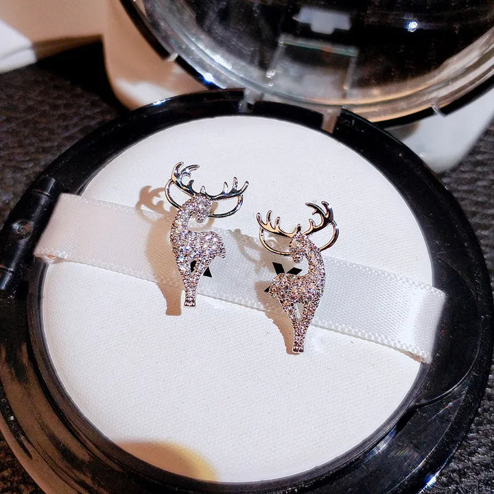 Festliche Damen Rentier Ohrstecker mit funkelndem Strass. Idealer Weihnachtsschmuck und Accessoire für die Wintermode.