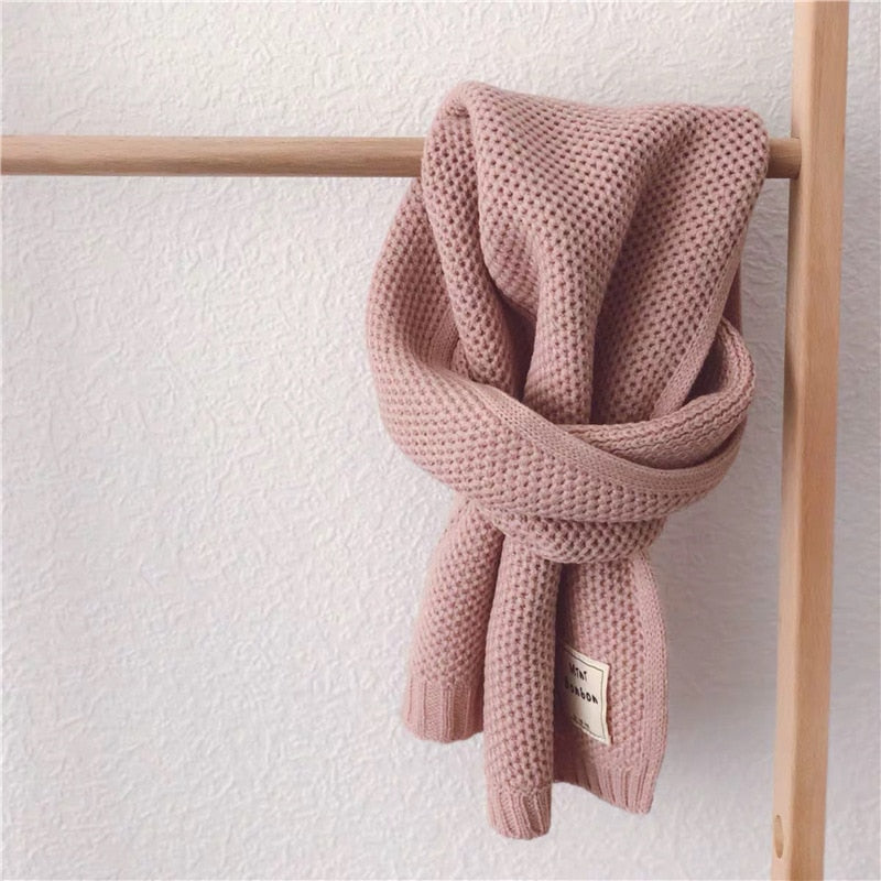 Einheitsgröße Kinderschal aus Strick, warm und modisch für Jungen und Mädchen. Ideal für kalte Tage.