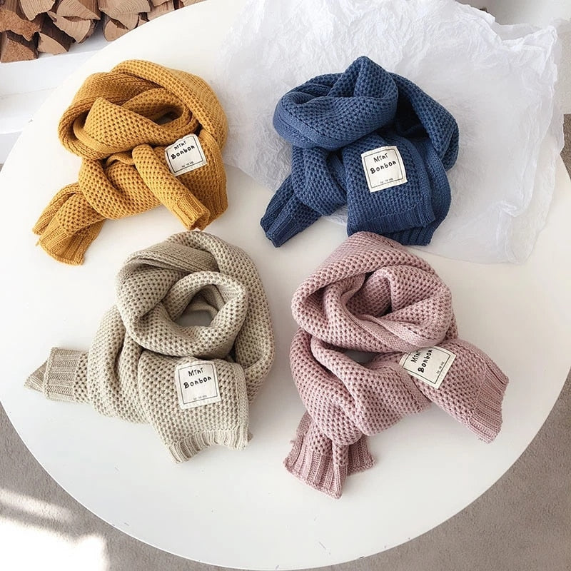 Winterlicher Strickschal für Kinder, ein praktisches Accessoire gegen Kälte. Ideal für Jungen & Mädchen.