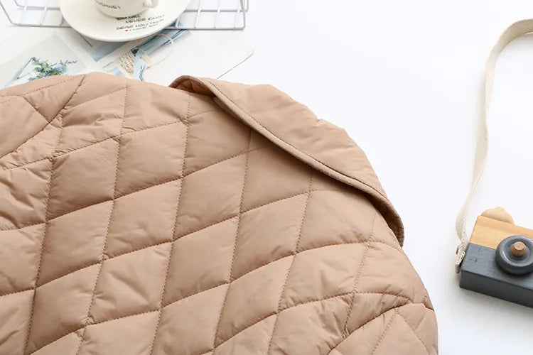 Bequeme Damenjacke in großen Größen, wattiert, elegantes Muster, ideal für einen stilvollen Auftritt.