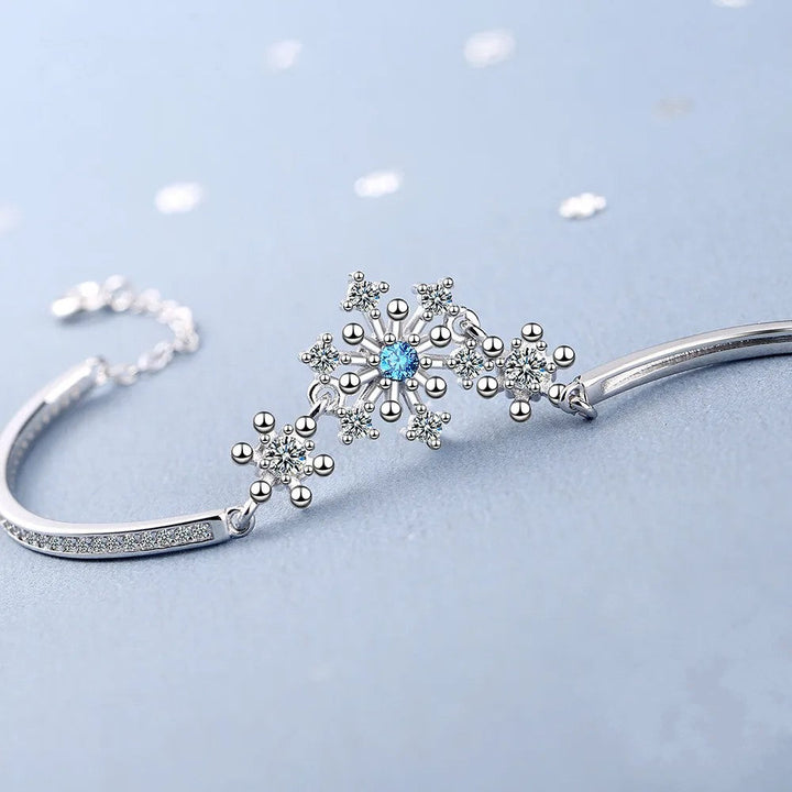 Glänzendes Damen Schneeflocken Armband mit Zirkonia, aus hochwertigem Silber. Ein festliches Schmuckstück für den Winter.
