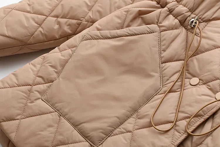 Funktionale, warm wattierte Damenjacke, Übergröße, elegantes Muster, stilvoll für kühle Tage.
