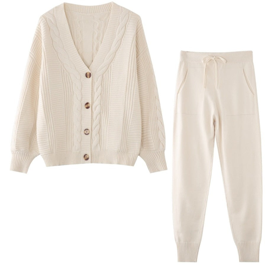 Frau trägt bequemes Damen Strick Loungewear Set 2-Teiler mit warmer Strickjacke und Hose, perfekt für Herbst/Winter.