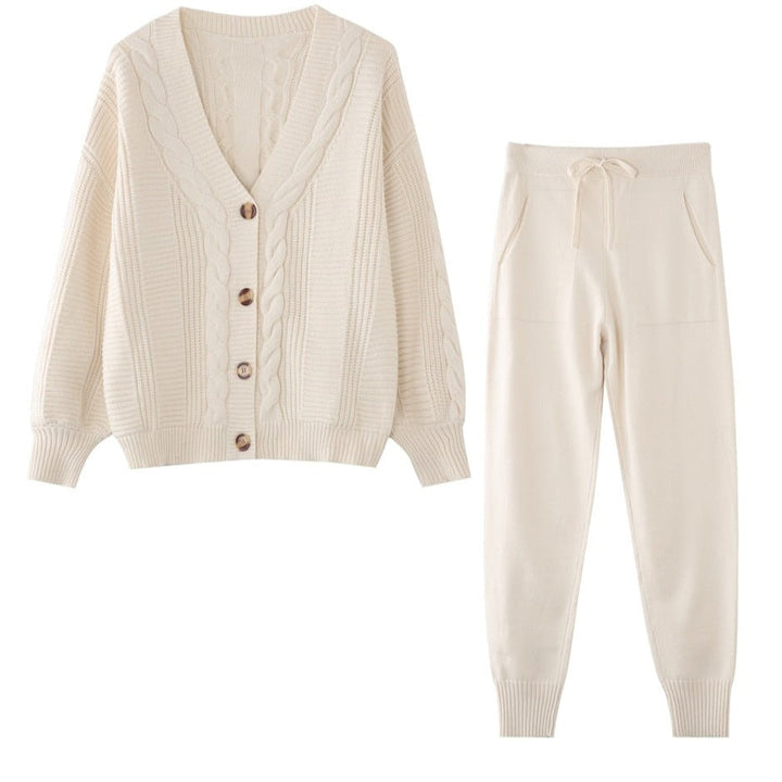 Frau trägt bequemes Damen Strick Loungewear Set 2-Teiler mit warmer Strickjacke und Hose, perfekt für Herbst/Winter.
