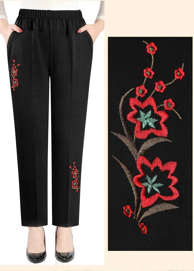 Gemütliche Damen Hose mit hoher Taille und Blumenstickerei in Übergröße, perfekt für entspannte Herbstmode.