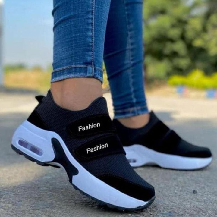 Bequeme orthopädische Damen-Turnschuhe, weiß-blau, für Komfort & Unterstützung aktiver Frauen im Alltag.