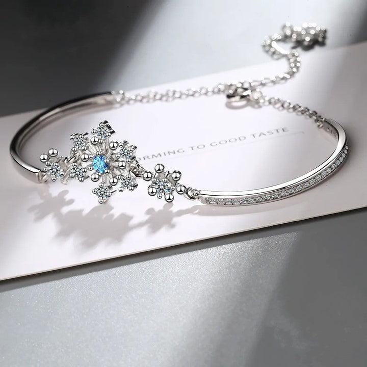 Elegantes Winterzauber Schneeflockenarmband für Damen. Funkelndes Silberarmband mit Zirkonia Steinen für festliche Anlässe.