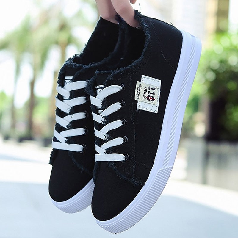 Weiße Damen Herbst-Sneaker. Komfortable Freizeitschuhe für Frauen, vielseitig kombinierbar & ganzjährig tragbar.