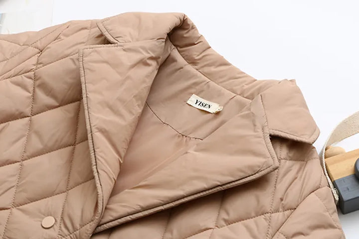 Damenjacke mit elegantem Muster, wattiert, in großen Größen. Perfekt für stilvolle Herbsttage.